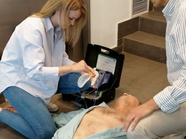 El 59% de los paros cardíacos se producen en el hogar, los expertos insisten en la necesidad de instalar desfibriladores en las Comunidades de vecinos