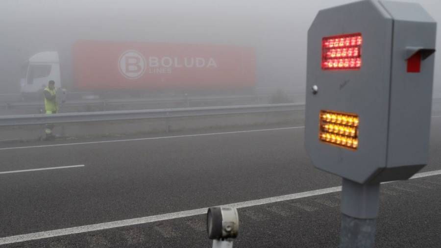 La DGT pone en marcha un sistema de balizas inteligentes para mejorar la conducción con niebla